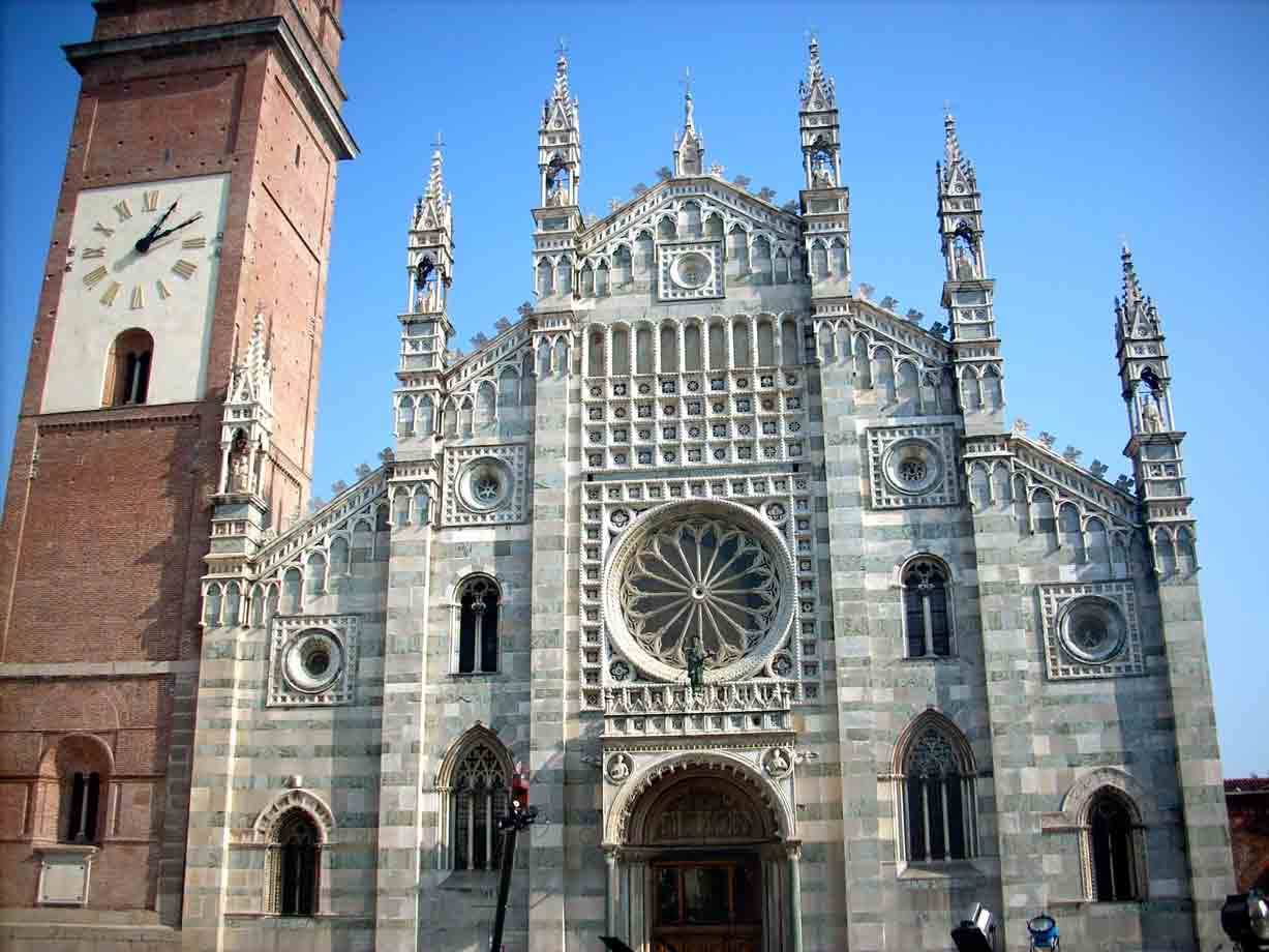 Facciata marmorea del Duomo di Monza con rosone e torre campanaria in mattoni