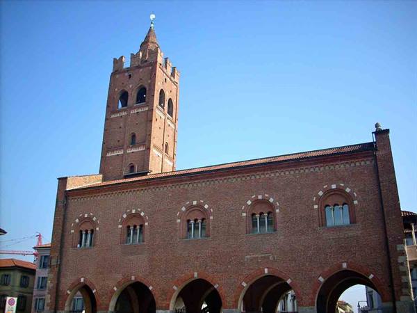 Monza's Arengario, red brick building with arches and medieval tower