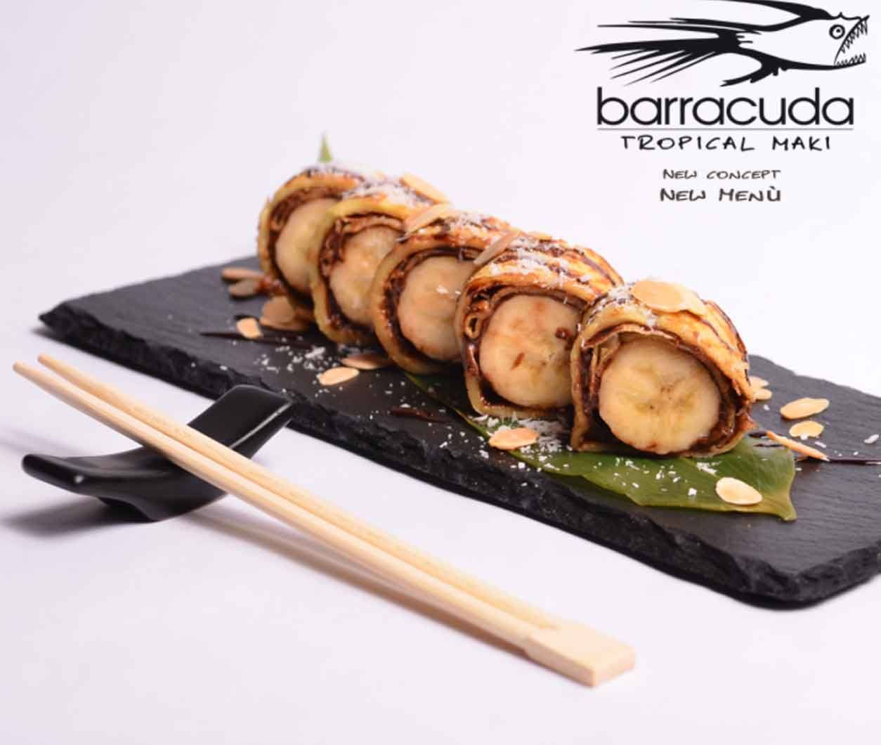 Rotolini di sushi tropicali con banana e cioccolato su lavagna di ardesia nera