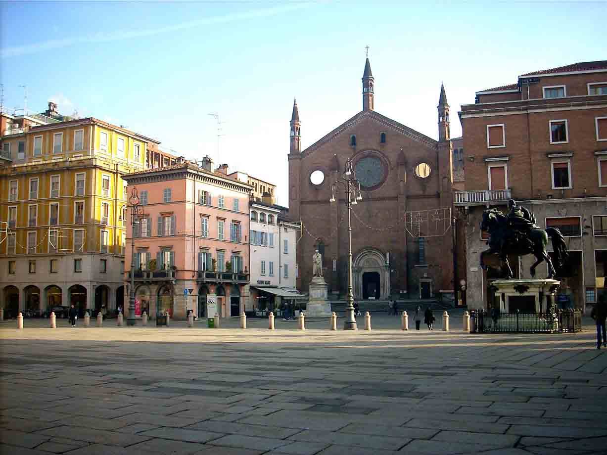 Piazza Cavalli a Piacenza, statue equestri in bronzo davanti alla chiesa di San Francesco