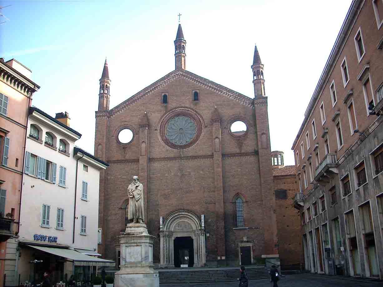 Statua in marmo davanti alla facciata in cotto del Duomo di Piacenza