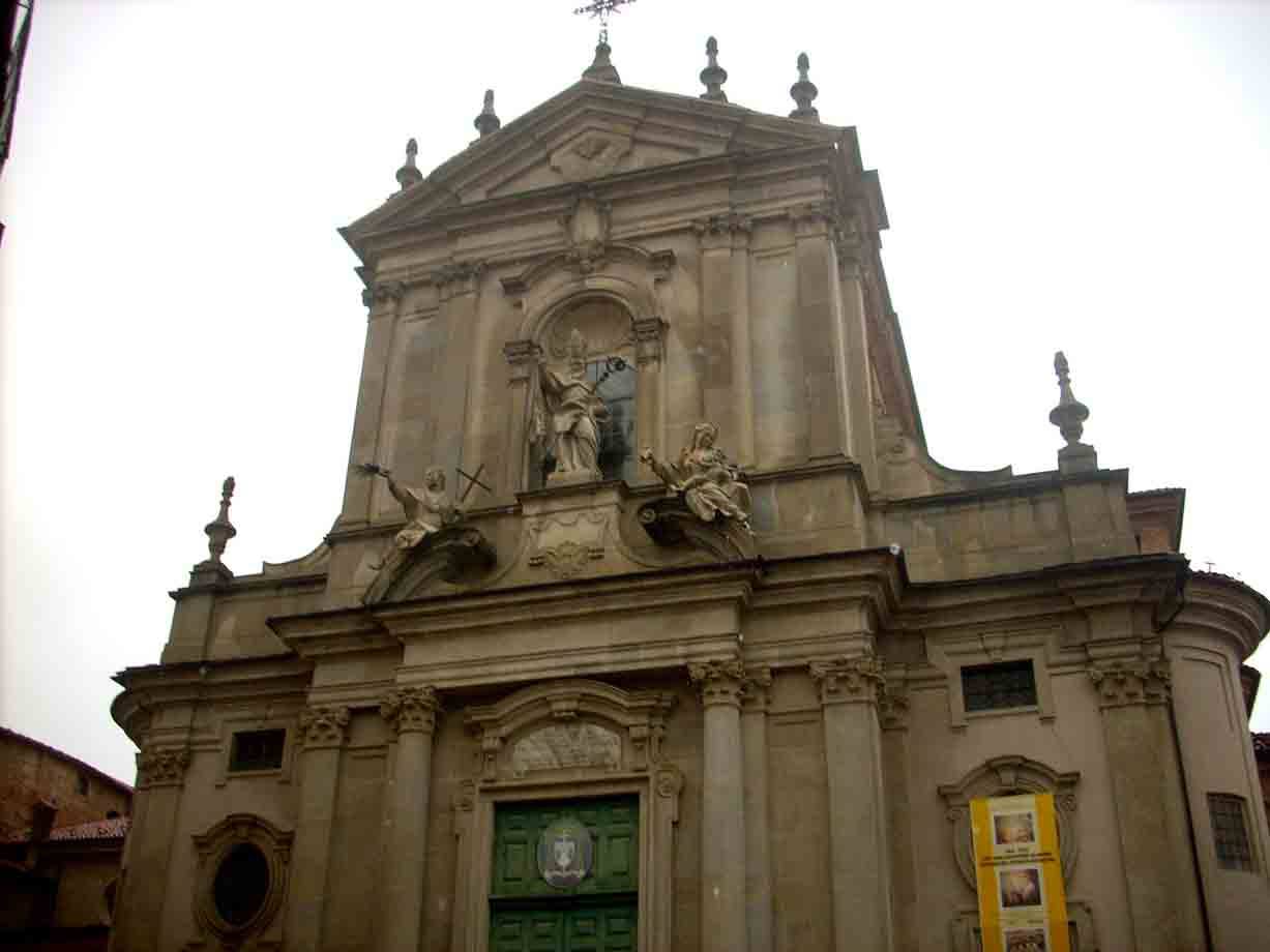 Facciata barocca in pietra della chiesa di Sant'Alessandro a Bergamo, luce diffusa