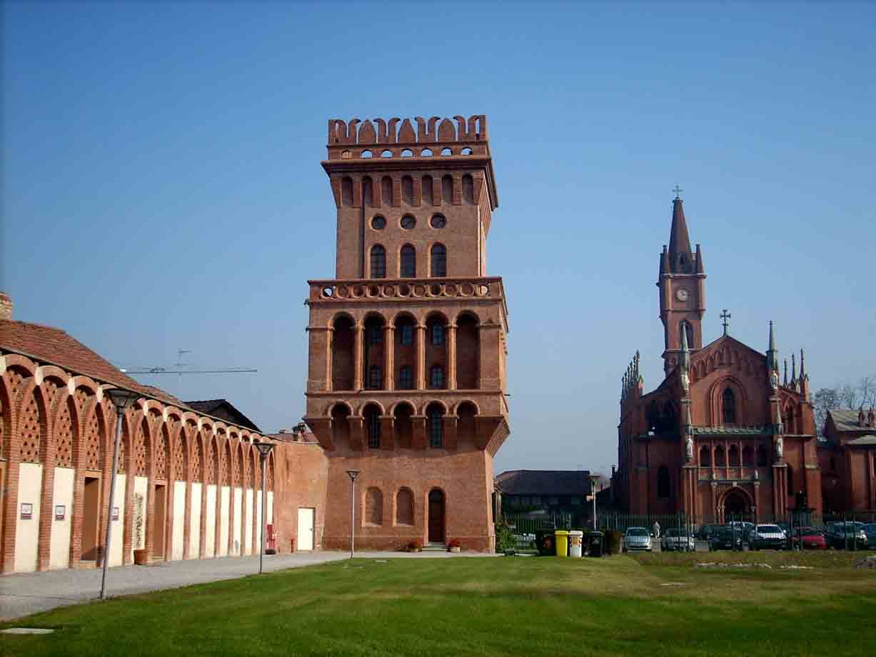 Torre in mattoni rossi e chiesa del villaggio operaio di Crespi d'Adda
