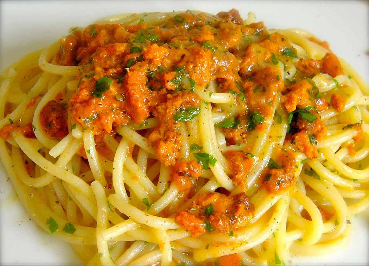 Spaghetti al pomodoro con prezzemolo su piatto bianco