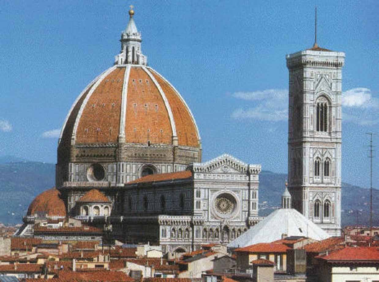 La cupola del Brunelleschi e il campanile di Giotto sovrastano i tetti di Firenze