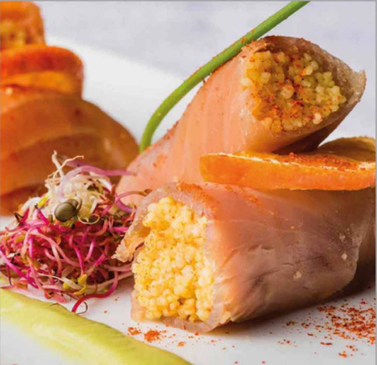Involtini di salmone ripieni di couscous con germogli e fette di arancia