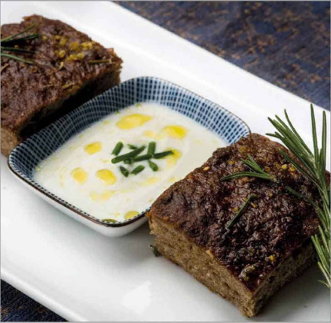 Polpette di carne con rosmarino e salsa yogurt su piatto bianco