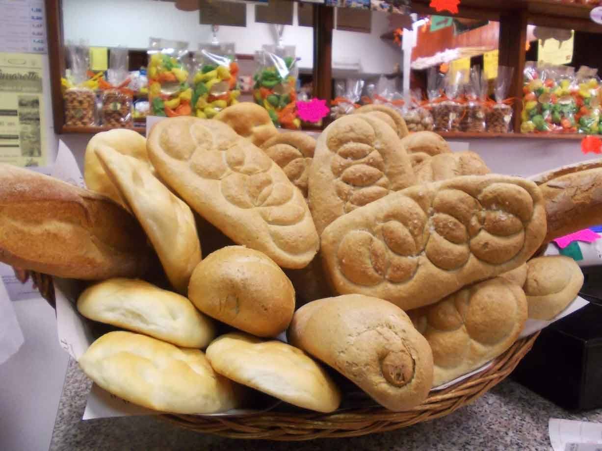 Cesto di vimini pieno di pane fresco in panificio