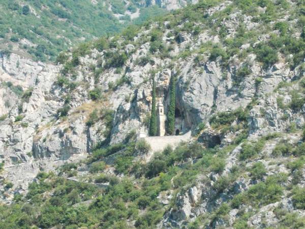 Santo Spirito a Majella hermitage, a bell tower chapel embedded in the cliff
