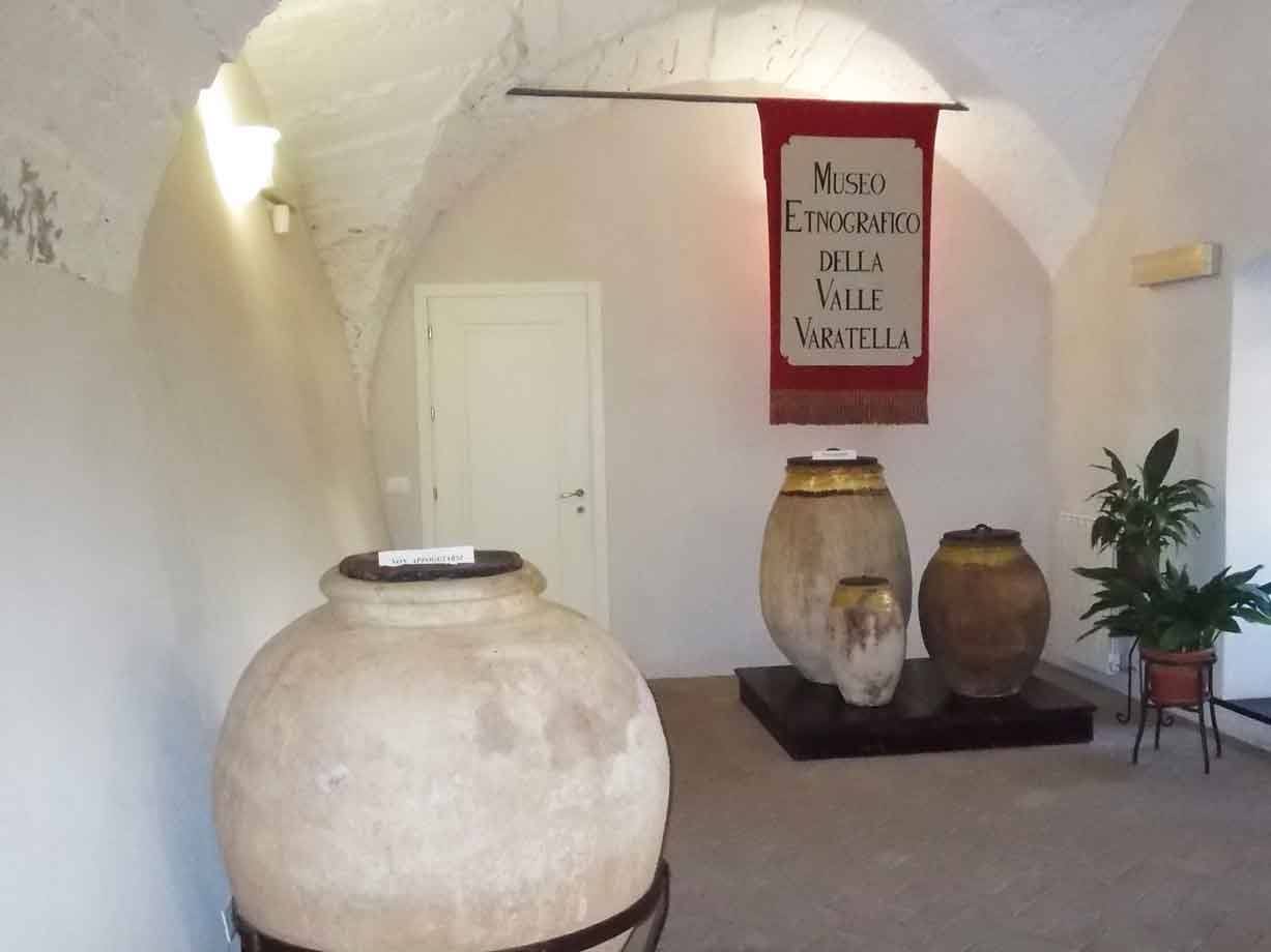 Anfori in terracotta al Museo Etnografico della Valle Varatella, sala voltata
