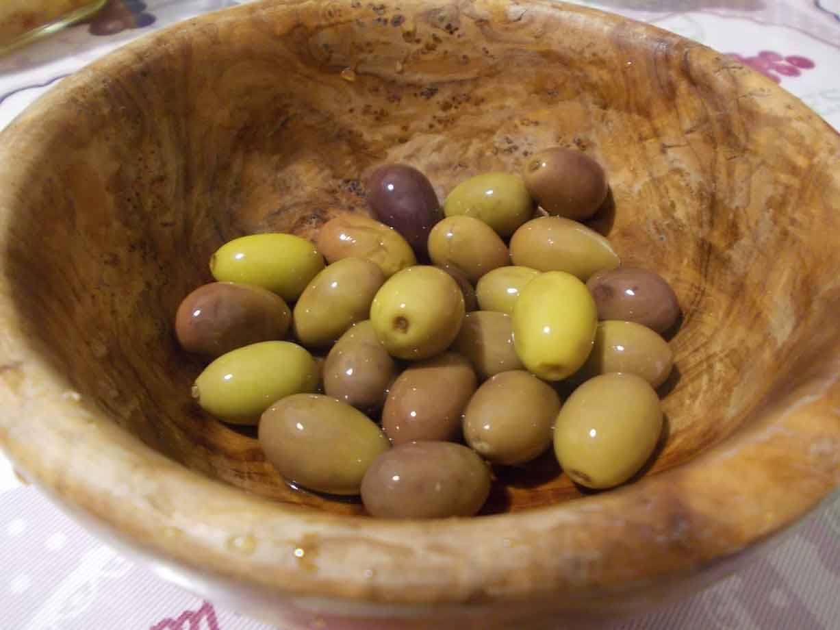  Olive verdi e viola in una ciotola di legno