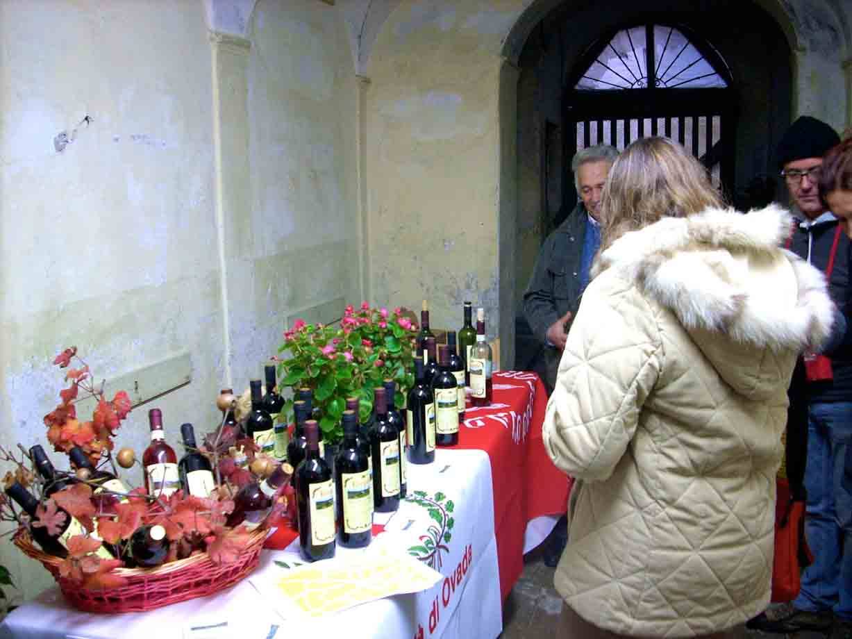 Degustazione di vino a Ovada, bottiglie sul tavolo in vecchio cortile