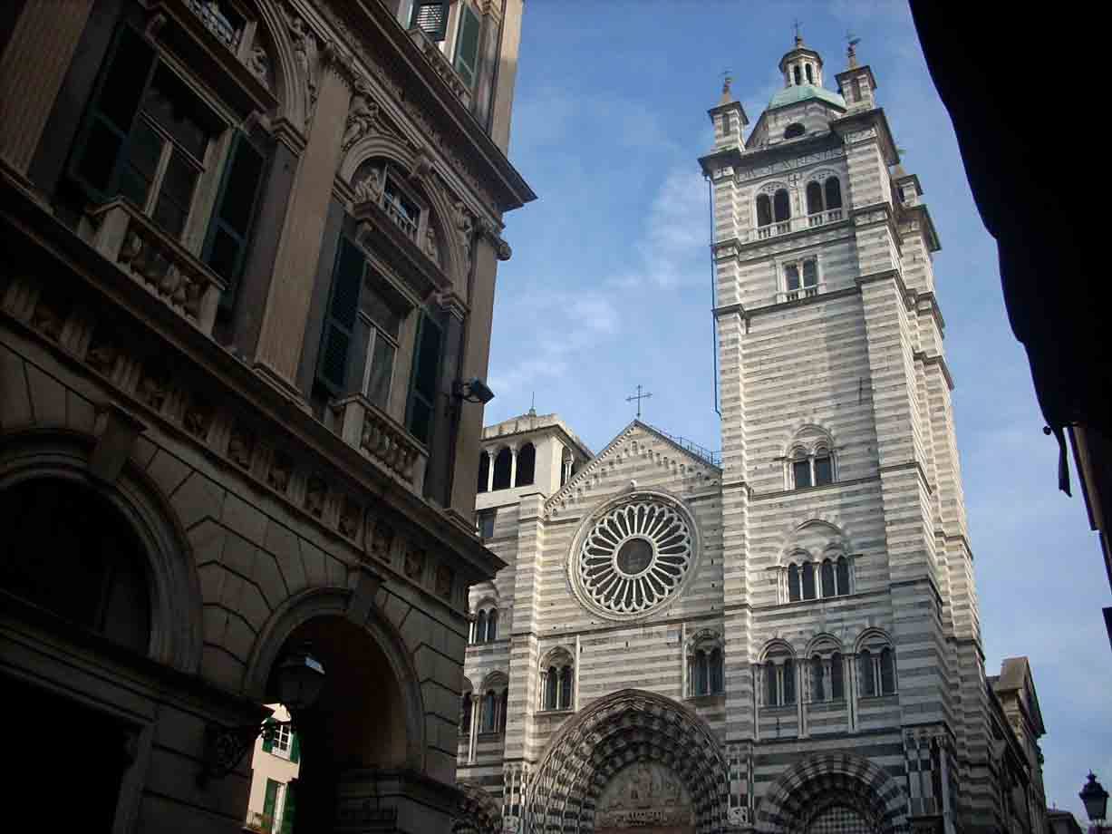 Facciata romanica a fasce bianche e grigie del Duomo di San Lorenzo, Genova