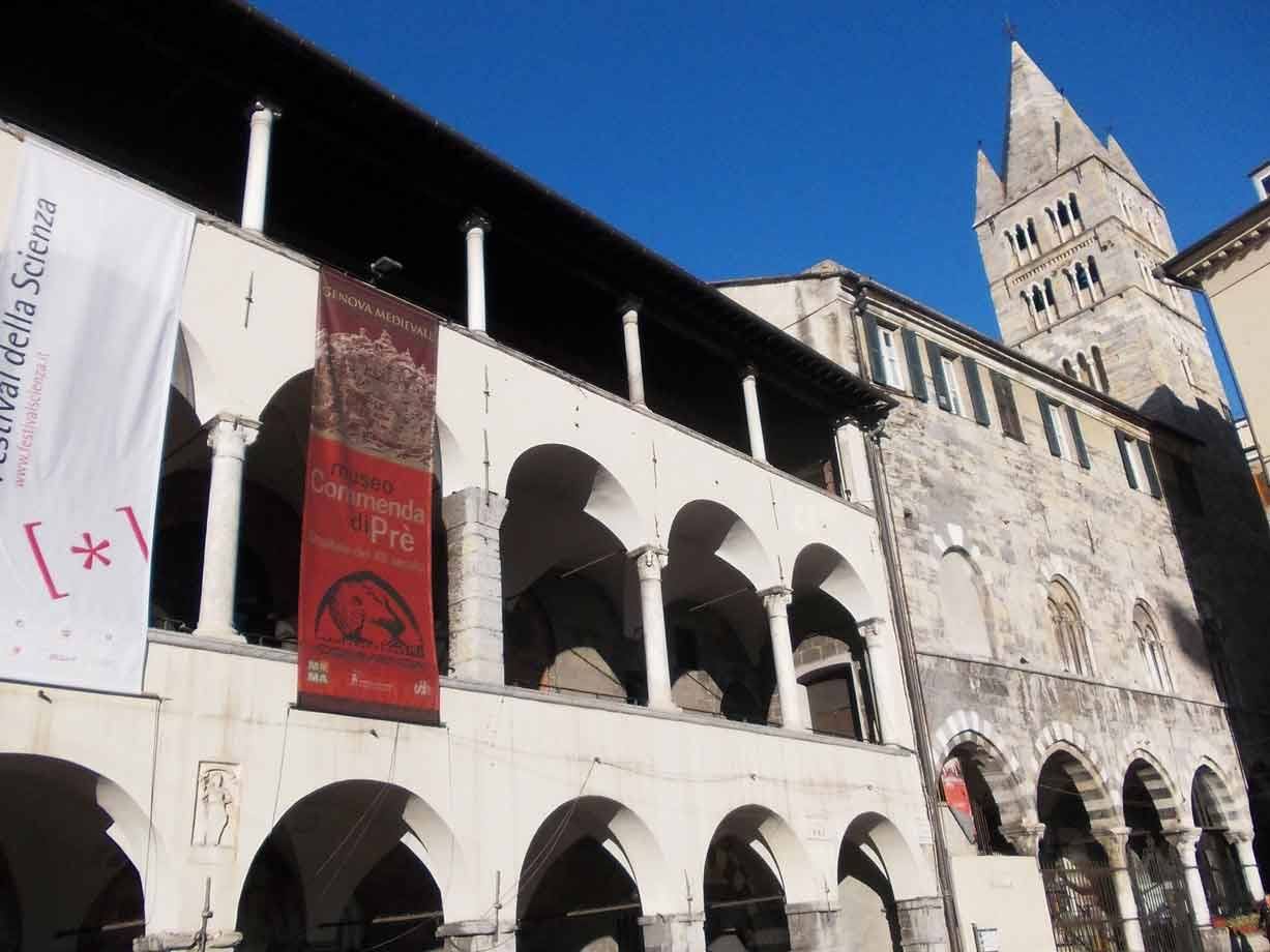 Loggiato di marmo della Commenda di Prè a Genova con bandieri e campanile