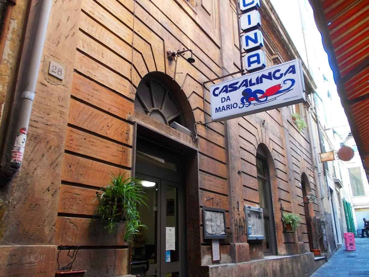 Insegna Casalinga da Mario su facciata in pietra, ingresso con piante in vaso