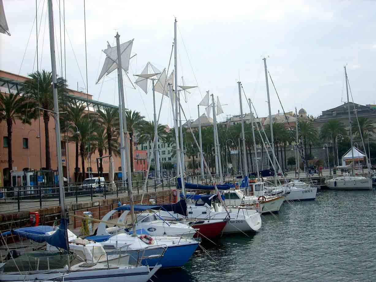 Barche a vela ormeggiate al porto di Barcellona tra palme e sky in NGOs