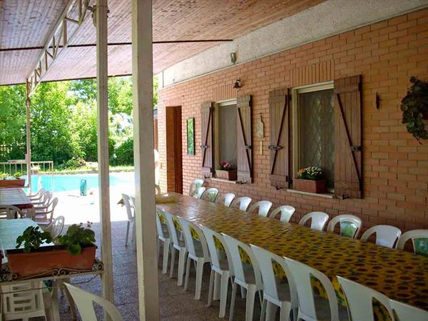 The outdoor dining area of Agriturismo Arlecchino in Casal Cermelli