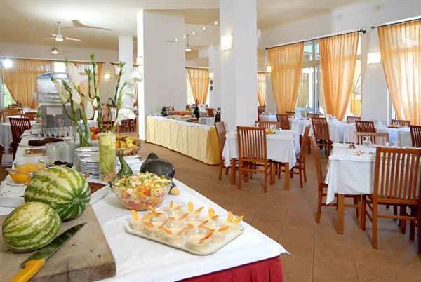 The restaurant of Hotel Pineta in Acqui Terme 1