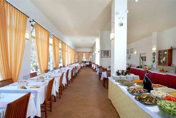 The restaurant of Hotel Pineta in Acqui Terme 2