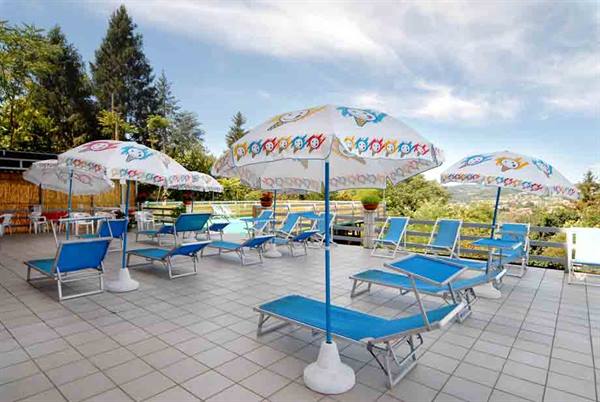 The solarium of Hotel Pineta in Acqui Terme