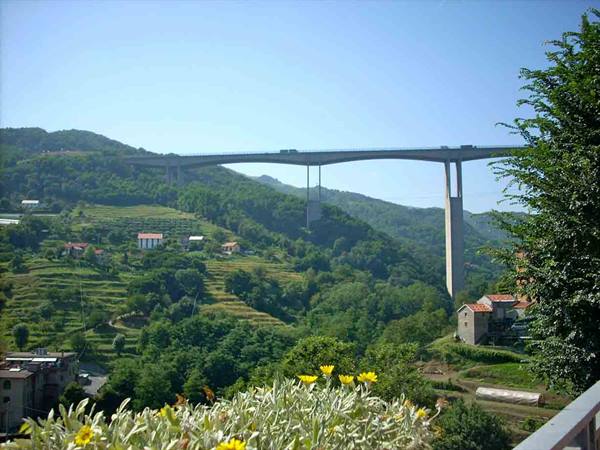 The motorway bridge, view from Mele