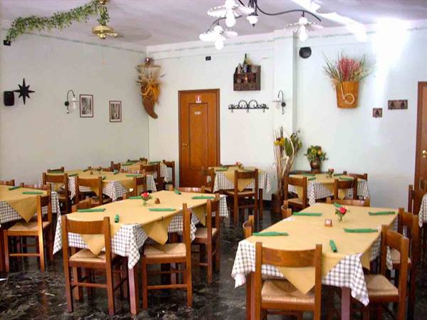 The indoor dining room of La Castagnina