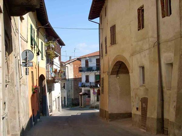 Through the streets of Capriata d'Orba