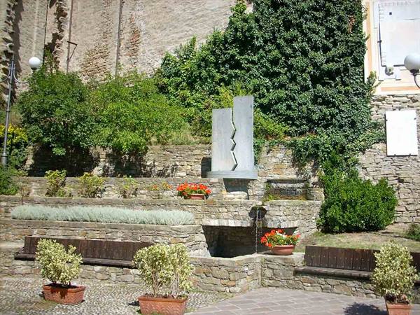 Fountain and war memorial