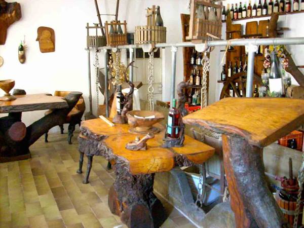 Wooden furniture at Agriturismo Bottazza