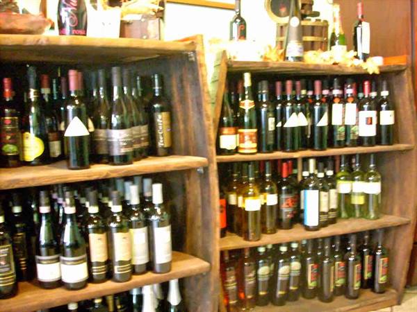 Wide choice of wines at the Ristorante Grotta of Ovada