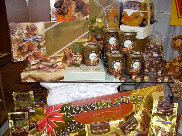 A shop window dedicated to Novi's chocolate