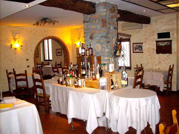 In the dining rooms of the Antica Locanda del Villoresi