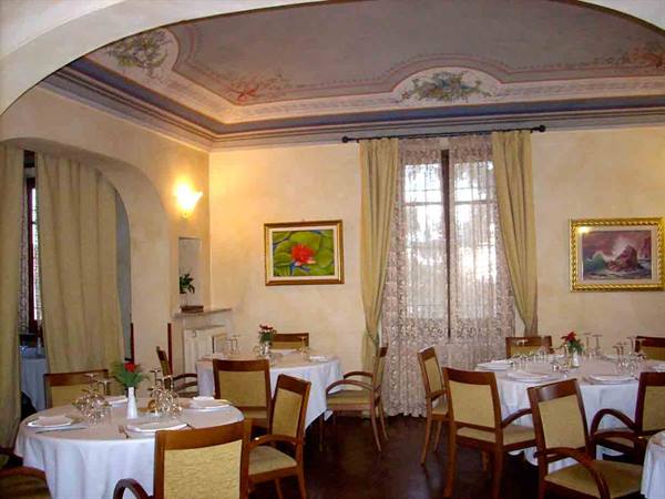 In the dining rooms of Ristorante Villa Roma