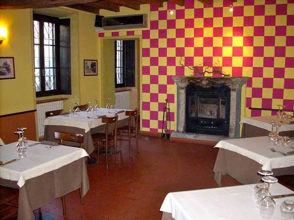 In the dining rooms of the Osteria Sant'Antonio of Abbiategrasso