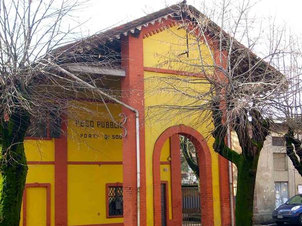 The public Weigh-house, opposite the Locanda