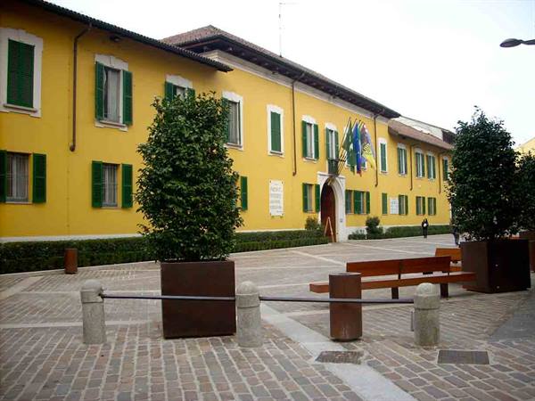 In the centre of Magenta