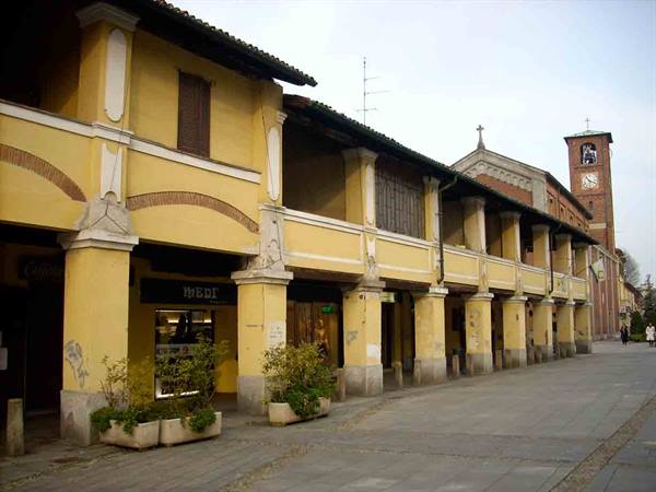 In the centre of Magenta
