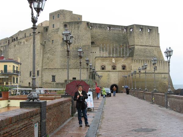 www.viaggiericordi.com  - Castel dell'Ovo