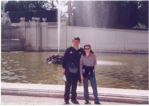 Couple standing in front of the Schoenbrunn fountain, water jet and basin