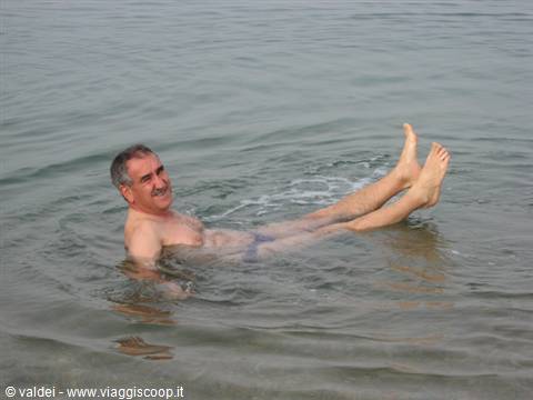 Dead Sea: Floating in the bath at 7.30 in the morning