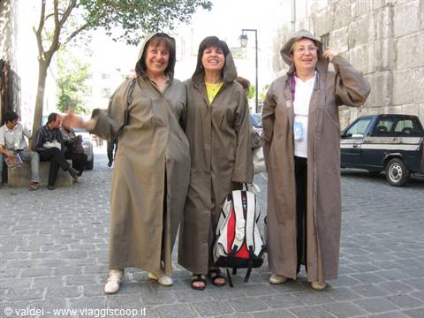 Damascus: Cloaks for Western women to enter the Great Mosque