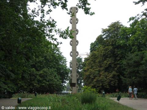 Romania: Bucharest Commemorative stele