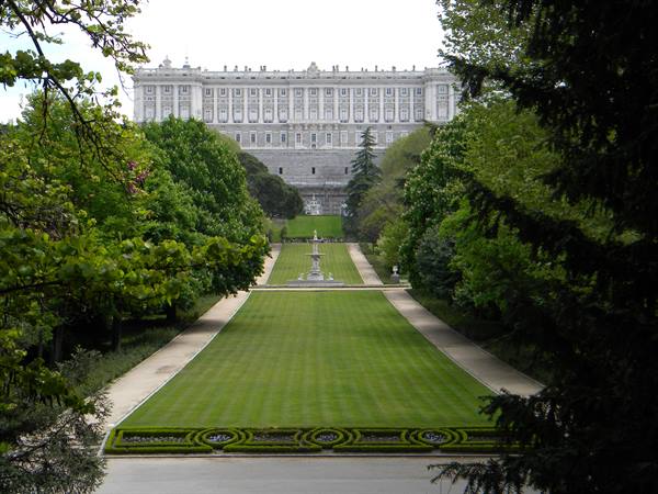Royal Palace seen from the entrance of the Campo del Moro