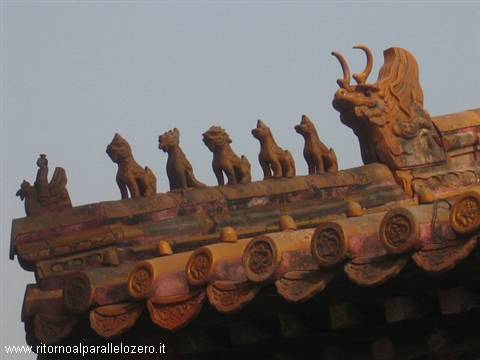 A peculiarity of the roof: the symbols indicate the period of construction