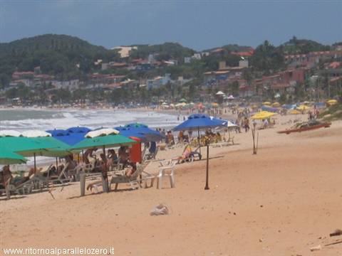 The center of Ponta Negra: umbrellas and sand