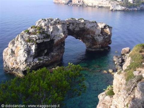 Limestone sea arch over turquoise water, Es Pontàs, Mallorca