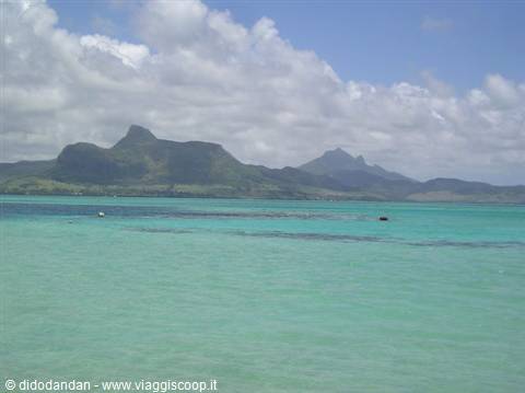 Turquoise lagoon water in front of volcanic mountains, Mauritius