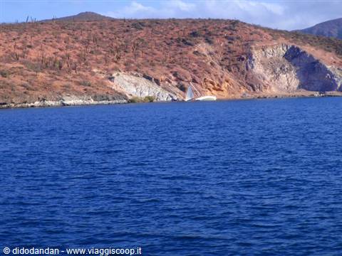 Boat anchored in front of the arid hills of Espíritu Santo island