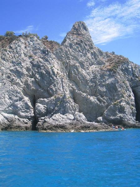 and now.... on a pedal boat.... to admire the blue of the sea up close..
