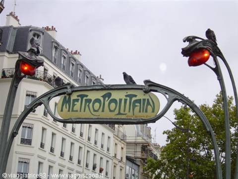 Art Nouveau Métropolitain sign in Paris, pigeons on green lamps